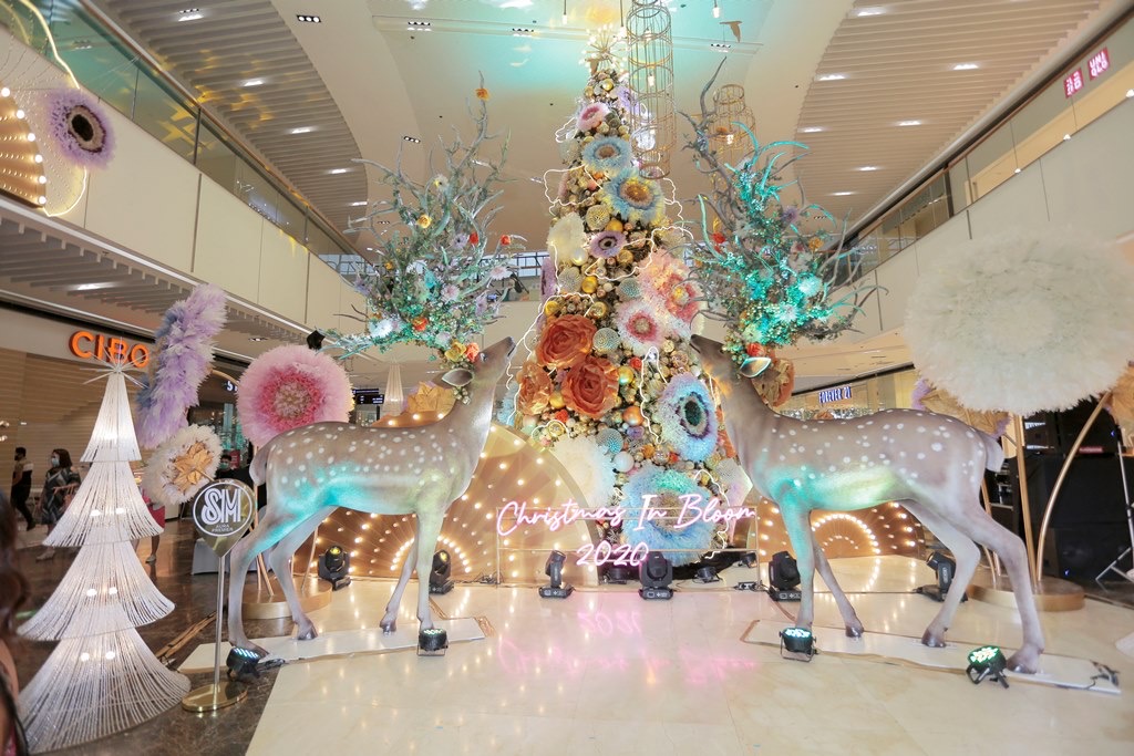 Creative Christmas tree centerpieces bring joy to SM shoppers - Punto ...