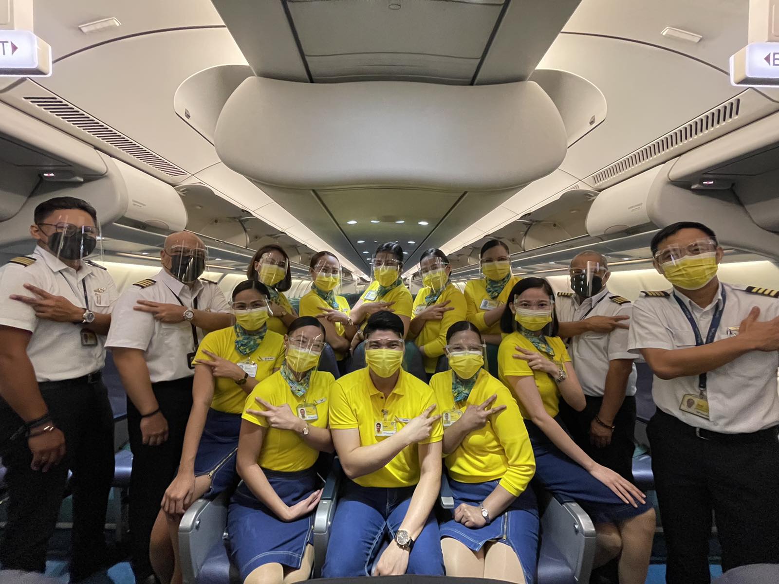 Flying crew. Стюардессы Себу Пасифик. Самолет Cebu Pacific места. Cebu Pacific авиакомпания кормят ли.