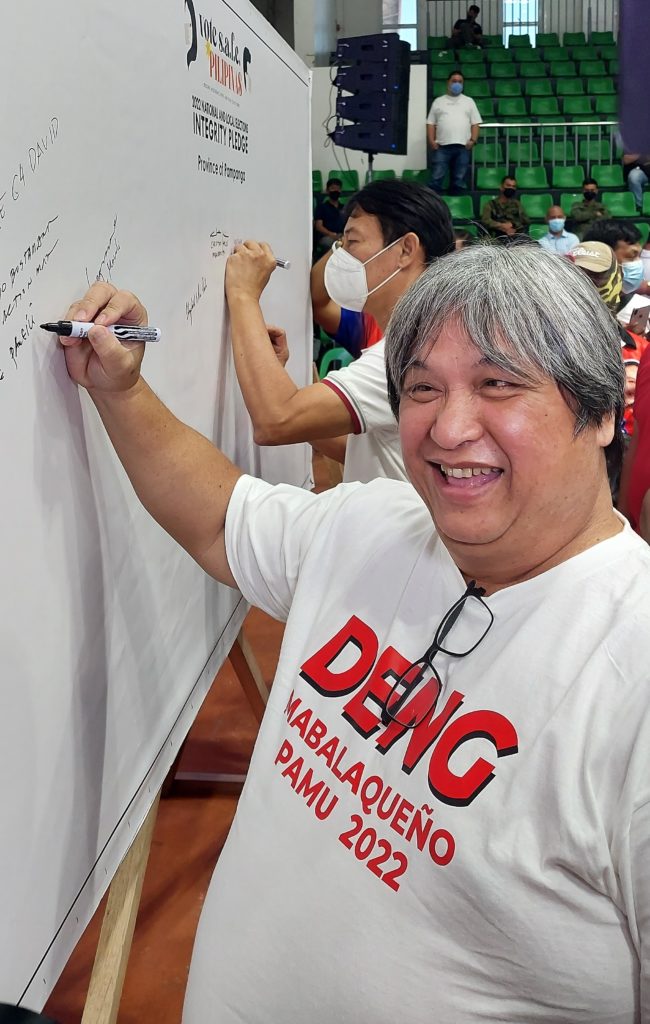 For Mabalacat City mayor, Deng Pangilinan obliges with a smile. 