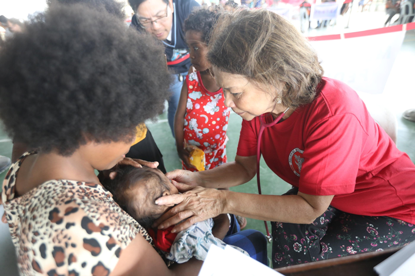 Dr. Maurina Galvez, PMAC President, conducting an optical assessment on one of the Indigenous Peoples (Aeta) patients.