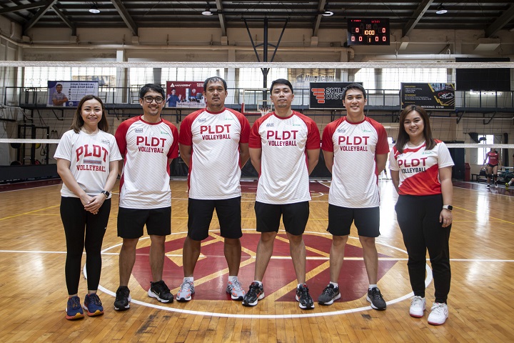 PLDT High Speed Hitters coaching staff