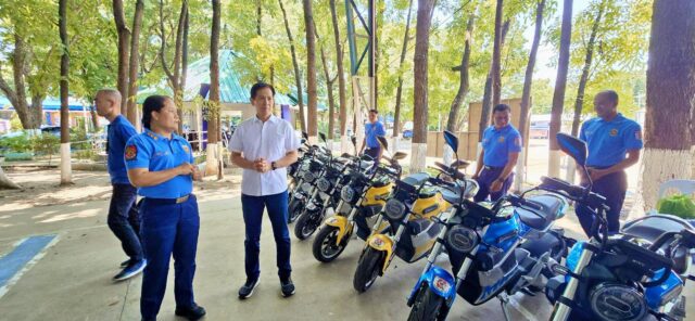 Gov., PD inspect vehicles