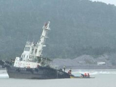 9 tripulante ng sumadsad na tugboat nasagip